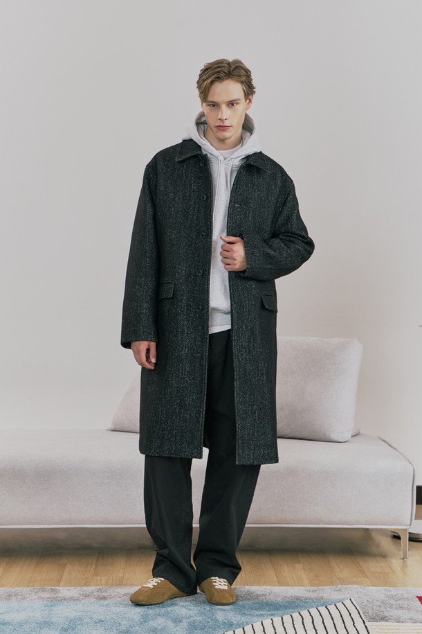 (MEN) 클래식 이태리 울 맥코트는 미니멀하고 시크한 스타일을 추구하는 남성을 위한 겨울철 필수 아우터입니다. 부드러운 촉감의 이태리 울 원단과 빈티지한 조직감으로 고급스러움을 더했으며, 세미 오버핏으로 편안한 착용감을 선사합니다. 싱글/히든 버튼 여밈 방식, 소뿔 단추, 웰트 포켓, 내부 안주머니, 뒤트임 디테일이 돋보이며, 출근룩, 비즈니스 캐주얼, 모임룩 등 다양한 TPO에 활용 가능합니다. 블랙 컬러의 롱 기장 맥코트는 클래식한 매력을 선사하며, 겨울철 스타일링에 깊이를 더해줄 것입니다. 
