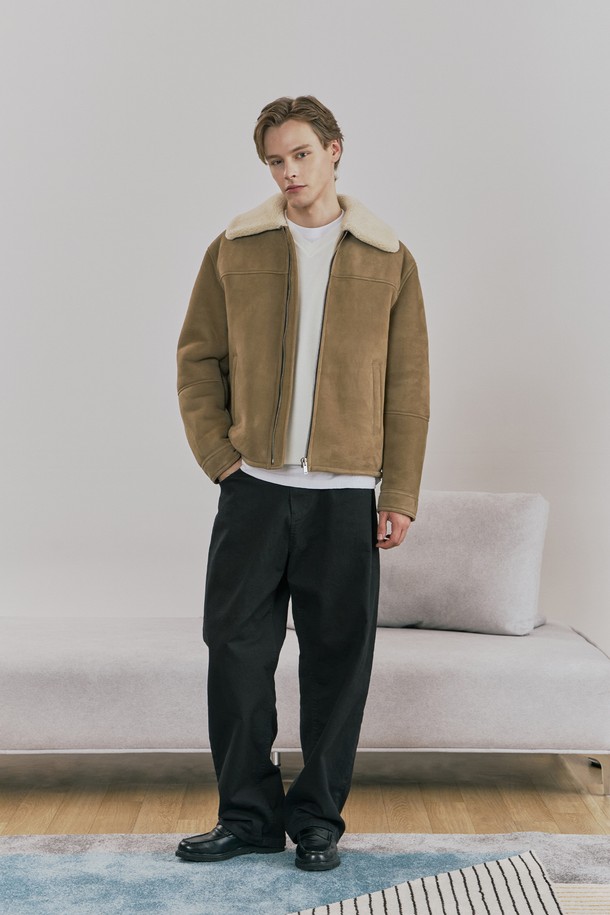 (MEN) 램 스웨이드 메리노 무스탕 재킷은 부드러운 스웨이드와 메리노 소재를 사용한 남성용 아우터입니다. 겨울철 보온성을 높여주는 두꺼운 두께감과 아이보리 털면 안감이 특징이며, 클래식한 스타일을 연출합니다. 지퍼형 여밈 방식과 여유로운 핏으로 편안함을 더하고, 웰트 포켓, 스냅 단추 소매, 메탈 양면 지퍼 디테일이 돋보입니다. 데이트룩 또는 출근룩에 적합하며, 미니멀한 스타일 연출에도 용이합니다.
