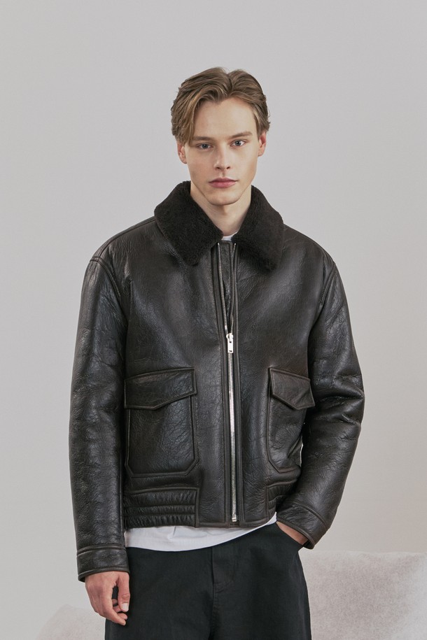 (MEN) 빈티지 디스트레스 메리노 무스탕 점퍼는 남성용 아우터로, 겨울철 따뜻함과 스타일을 동시에 만족시키는 제품입니다. 다크 브라운 컬러의 메리노 무스탕과 가죽 소재가 어우러져 빈티지하면서도 세련된 무드를 연출합니다. 크랙 텍스처 패턴과 세미 오버핏 디자인이 특징이며, 털면 카라와 아웃포켓, 메탈 양면 지퍼, 밑단 내장 밴딩, 리얼 레더 라벨 등의 디테일이 돋보입니다. 지퍼와 스냅으로 여밀 수 있으며, 보온 기능을 갖춰 데이트룩, 모임룩, 그리고 클래식, 미니멀, 시크 스타일을 즐겨 입는 분들께 추천합니다.
