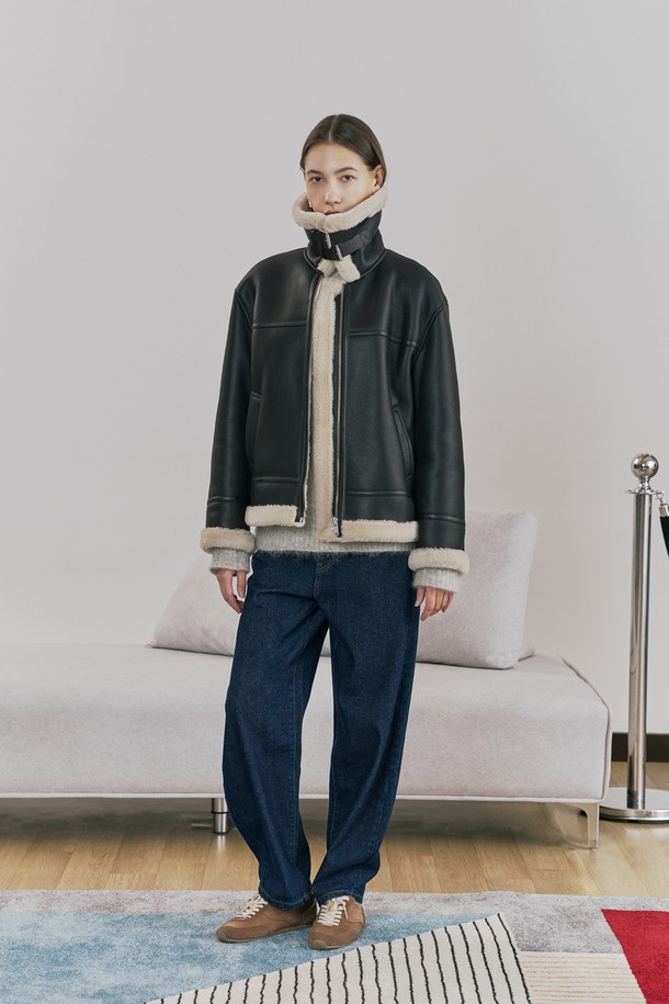 메리노 하이넥 집업 무스탕은 여성스러운 스타일을 강조하는 겨울철 아우터입니다. 부드러운 메리노 양가죽과 램스킨 소재를 사용하여 고급스러운 촉감을 선사하며, 안감은 퍼(Fur)로 마감하여 보온성을 높였습니다. 하이넥 카라와 비조 버클, 소매와 밑단 턱업 디테일, 가죽 쫄대 디테일이 클래식하면서도 세련된 무드를 연출합니다. 데이트룩, 모임룩 등 다양한 TPO에 활용 가능하며, 미니멀, 시크 스타일에 잘 어울리는 아이템입니다. 블랙과 아이보리 두 가지 컬러로 만나보세요.
