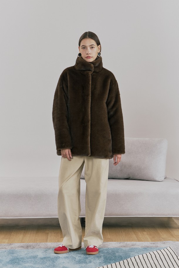 부드러운 촉감의 인조 밍크 소재로 제작된 하이넥 밍크 퍼 재킷입니다. 브라운 컬러의 하프 기장으로, 우아하고 세련된 스타일을 연출합니다. 히든 자석과 캐스카 버튼으로 여밈 방식을 더했으며, 안감은 공단으로 마감하여 고급스러움을 더했습니다. 넉넉한 레귤러핏 디자인에 사이드 포켓을 더해 실용성을 높였으며, 연말 모임룩, 모임룩, 데이트룩 등 다양한 TPO에 활용 가능합니다. 클래식, 미니멀, 캐주얼 스타일을 모두 소화하는 겨울철 필수 아우터입니다.
