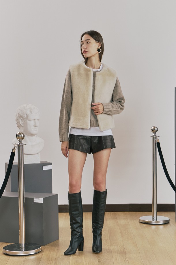 업사이클링 메리노 스트레이트 무스탕 베스트는 가을, 겨울 시즌 당신의 스타일을 완성해 줄 여성 베스트입니다. 베이지 컬러에 미니멀한 무드를 더했으며, 출근룩과 모임룩 모두 소화 가능한 활용도가 높은 아이템입니다. 부드러운 촉감의 메리노 소재와 무스탕의 조화가 고급스러운 분위기를 자아내며, 스트레이트 핏과 크롭 기장으로 세련된 실루엣을 연출합니다. 특히, 업사이클링 소재를 사용하여 환경까지 생각한 가치 소비를 실현할 수 있으며, 사이드 포켓과 절개선 스티치 디테일이 돋보입니다.
