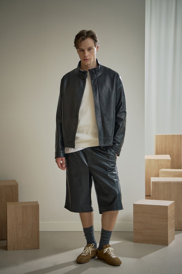 (MEN) 투톤 베지터블 하이넥 재킷은 빈티지한 감성과 클래식한 스타일을 동시에 느낄 수 있는 남성용 아우터입니다. 블랙과 투톤 배색으로 세련된 멋을 더하며, 가을 및 겨울 시즌 데이트룩, 가을 나들이룩, 겨울 데일리룩에 활용하기 좋습니다. 부드러운 소가죽 소재에 핸드브러쉬 워싱 처리하여 고급스러운 질감을 살렸고, 금속 노블 지퍼와 입술 포켓 디테일로 실용성을 높였습니다. 레귤러핏으로 제작되었으며, 하이넥 디자인과 긴 소매 기장으로 보온성을 더했습니다.
