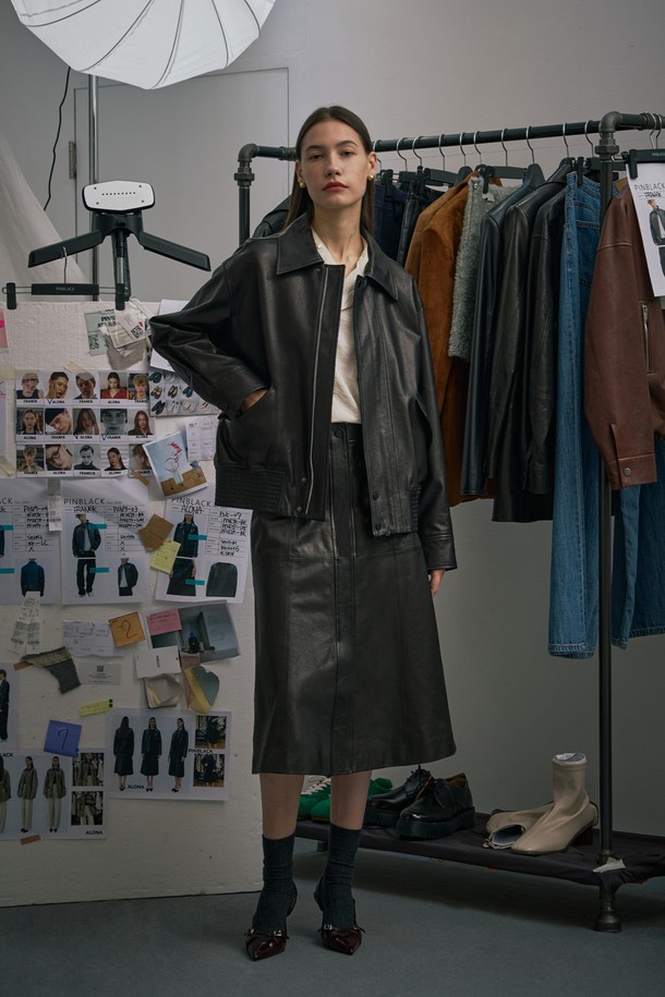 세미 베지터블 오버핏 블루종 점퍼는 여성스러운 무드를 연출하는 블랙 컬러의 블루종 점퍼입니다. 부드러운 램스킨 소재에 중두께감으로 간절기부터 초겨울까지 따뜻하게 착용 가능하며, 오버핏 디자인으로 편안한 착용감을 선사합니다. 캐주얼, 미니멀, 클래식 스타일을 모두 소화할 수 있으며 데이트룩, 쇼핑룩 등 다양한 TPO에 활용하기 좋습니다. 플랩 포켓, 밑단 밴딩, 스냅 버튼 소매, 내부 포켓, 플라켓 디자인 등 디테일한 요소들이 돋보이며, 안감은 폴리에스터로 마감되어 실용성을 더했습니다.
