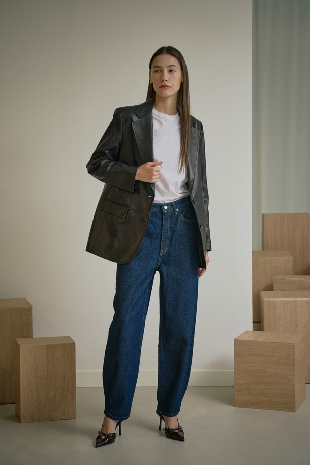 세련된 스타일을 완성하는 여성용 '베지터블 테일러드 싱글 재킷'입니다. 부드러운 램스킨 소재로 제작되어 고급스러운 촉감과 은은한 광택을 자랑합니다. 블랙 컬러에 레귤러핏, 싱글 버튼 여밈으로 깔끔하고 클래식한 분위기를 연출하며, 오피스룩, 모임룩, 소개팅룩 등 다양한 TPO에 활용하기 좋습니다. 6MM 어깨 패드와 전체 안감 처리, 소뿔 단추, 리얼 레더 라벨 디테일이 돋보이며, 가을 시즌에 시크하고 미니멀한 스타일을 완성해 보세요.
