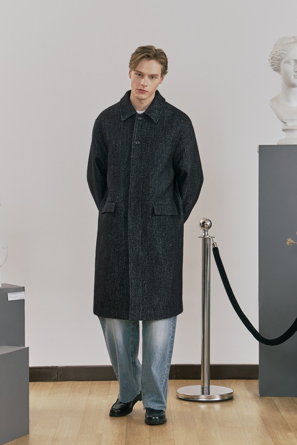 (MEN) 클래식 이태리 울 맥코트는 미니멀하고 시크한 스타일을 추구하는 남성을 위한 겨울철 필수 아우터입니다. 부드러운 촉감의 이태리 울 원단과 빈티지한 조직감으로 고급스러움을 더했으며, 세미 오버핏으로 편안한 착용감을 선사합니다. 싱글/히든 버튼 여밈 방식, 소뿔 단추, 웰트 포켓, 내부 안주머니, 뒤트임 디테일이 돋보이며, 출근룩, 비즈니스 캐주얼, 모임룩 등 다양한 TPO에 활용 가능합니다. 블랙 컬러의 롱 기장 맥코트는 클래식한 매력을 선사하며, 겨울철 스타일링에 깊이를 더해줄 것입니다. 
