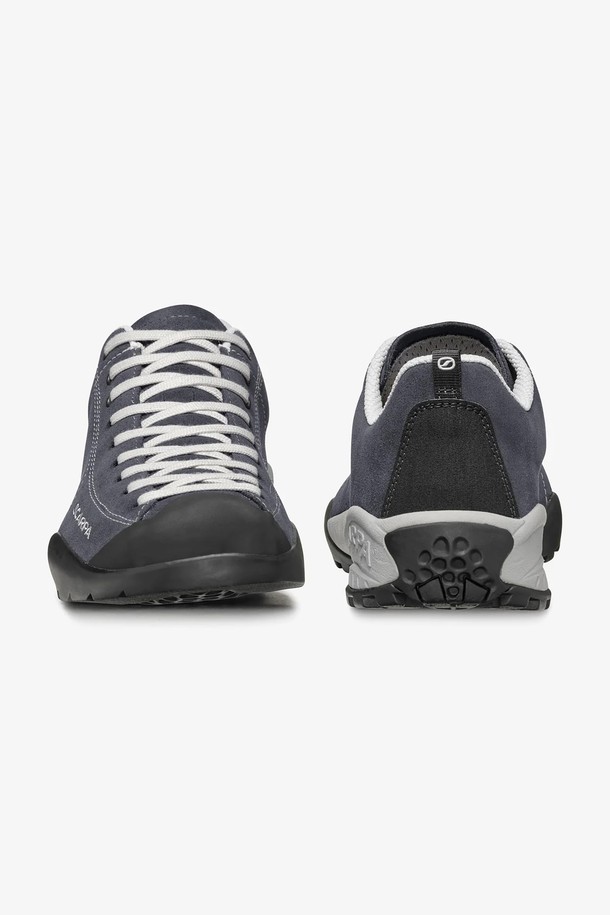 모히토는 여성용으로, Ocean, Neural, Birch, Sage, Gray, Black, Burric, Fossil, Hesca, Orchid, Blue, Sky Blue 등 다채로운 색상 옵션을 제공하는 라운드 앞코의 플랫 슈즈입니다. 캐주얼, 미니멀, 고프코어 스타일을 아우르며, 여행, 스포츠, 일상, 하이킹, 산책 등 다양한 여가 활동에 적합합니다. 친환경 및 재활용 소재를 사용하여 지속 가능한 제조 방식을 실현했으며, 4cm 굽 높이에 레이스 패턴으로 포인트를 더했습니다. 끈으로 묶는 형태로 제작되었으며, 중간 밀도 EVA 미드솔, 충격 흡수용 EVA 뒤꿈치, 그리고 비브람 아웃솔을 사용하여 편안함과 기능성을 모두 갖췄습니다. ACTIVfit 시스템과 350g (42사이즈 기준)의 가벼운 무게가 특징입니다.
