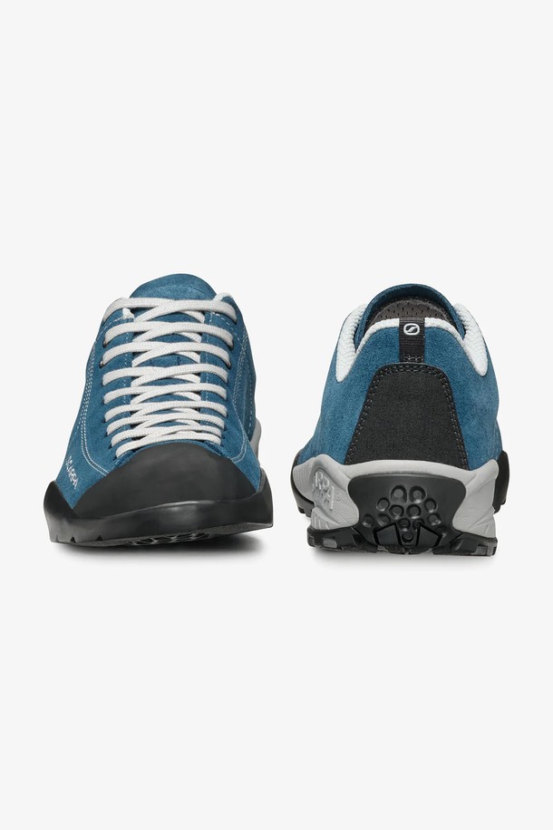 모히토 여성 운동화는 **Ocean, Neural, Birch, Sage, Gray, Black, Burric, Fossil, Hesca, Orchid, Blue, Sky Blue** 등 다채로운 색상으로 출시되어, **여행룩, 산책룩, 피트니스룩**과 같은 TPO에 맞춰 **캐주얼, 미니멀, 스포티** 스타일을 연출하기 좋습니다. 라운드 앞코와 로우탑 디자인, 레이스업 여밈으로 편안한 착용감을 제공하며, 굽높이는 4cm의 플랫 타입입니다. 고무, EVA 소재를 사용하여 제작되었으며, **경량, 통기성, 충격흡수, Vibram 아웃솔, ACTIVfit 시스템, 친환경 소재, 미드솔 EVA** 등 다양한 기능으로 하이킹, 일상, 여행, 피트니스, 워킹 등 폭넓은 용도로 활용 가능합니다. 봄, 여름, 가을, 겨울 사계절 모두 착용할 수 있도록 디자인되었습니다. 무지 패턴으로 어떤 스타일에도 잘 어울리는 기본 아이템입니다.
