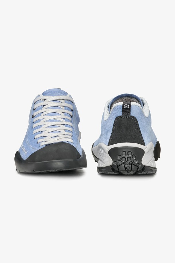 모히토 여성 운동화는 편안함과 스타일을 모두 갖춘 사계절용 신발입니다. Ocean, Neural, Birch, Sage, Gray, Black, Burric, Fossil, Hesca, Orchid, Blue, Sky Blue 등 다채로운 색상으로 출시되어, 여행룩, 산책룩, 캐주얼, 미니멀, 스포티 스타일을 연출하기에 좋습니다. 라운드 앞코에 레이스 패턴, 끈으로 여미는 디자인이 특징이며, 가볍고 편안한 EVA 소재를 사용하여 제작되었습니다. 4cm 굽 높이의 플랫 형태이며, ACTIVfit SYSTEM과 충격 흡수 EVA, 비브람 아웃솔을 적용하여 마찰력, 안정성, 추진력, 제동력이 우수합니다.
