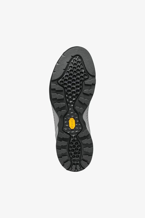 모히토 여성 운동화는 편안함과 스타일을 모두 갖춘 사계절용 신발입니다. Ocean, Neural, Birch, Sage, Gray, Black, Burric, Fossil, Hesca, Orchid, Blue, Sky Blue 등 다채로운 색상으로 출시되어, 여행룩, 산책룩, 캐주얼, 미니멀, 스포티 스타일을 연출하기에 좋습니다. 라운드 앞코에 레이스 패턴, 끈으로 여미는 디자인이 특징이며, 가볍고 편안한 EVA 소재를 사용하여 제작되었습니다. 4cm 굽 높이의 플랫 형태이며, ACTIVfit SYSTEM과 충격 흡수 EVA, 비브람 아웃솔을 적용하여 마찰력, 안정성, 추진력, 제동력이 우수합니다.
