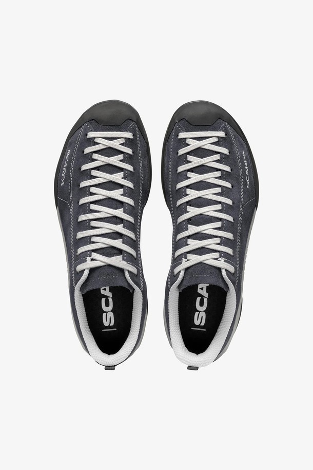 모히토는 여성용으로, Ocean, Neural, Birch, Sage, Gray, Black, Burric, Fossil, Hesca, Orchid, Blue, Sky Blue 등 다채로운 색상 옵션을 제공하는 라운드 앞코의 플랫 슈즈입니다. 캐주얼, 미니멀, 고프코어 스타일을 아우르며, 여행, 스포츠, 일상, 하이킹, 산책 등 다양한 여가 활동에 적합합니다. 친환경 및 재활용 소재를 사용하여 지속 가능한 제조 방식을 실현했으며, 4cm 굽 높이에 레이스 패턴으로 포인트를 더했습니다. 끈으로 묶는 형태로 제작되었으며, 중간 밀도 EVA 미드솔, 충격 흡수용 EVA 뒤꿈치, 그리고 비브람 아웃솔을 사용하여 편안함과 기능성을 모두 갖췄습니다. ACTIVfit 시스템과 350g (42사이즈 기준)의 가벼운 무게가 특징입니다.
