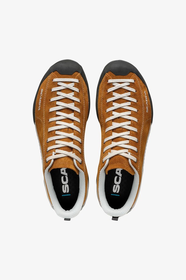 여행룩과 산책룩에 어울리는 여성용 스포츠 캐주얼화, 모히토입니다. Ocean, Neural, Birch, Sage, Gray, Black, Burric, Fossil, Hesca, Orchid, Blue, Sky Blue 등 다채로운 색상으로 출시되어 폭넓은 스타일을 소화합니다. 4cm 굽 높이로 편안함과 스타일을 동시에 잡았으며, 레이스 패턴이 돋보입니다. 충격 흡수에 탁월한 중간 밀도 EVA 미드솔과 뒤꿈치 EVA, 그리고 마찰력, 안정성, 추진력, 제동력을 높이는 비브람 아웃솔을 적용했습니다. ACTIVfit 시스템, 친환경 및 재활용 소재 사용으로 기능성과 지속 가능성을 모두 갖췄습니다.
