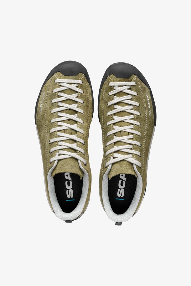 모히토 여성 운동화는 Ocean, Neural, Birch, Sage, Gray, Black, Burric, Fossil, Hesca, Orchid, Sky Blue 등 다채로운 컬러를 제공하여 캐주얼, 미니멀, 스포티 스타일을 연출하기에 좋습니다. 사계절 모두 활용 가능하며, 라운드 앞코에 레이스 패턴으로 포인트를 더했습니다. 친환경 및 재활용 소재, 고무를 사용했으며, 4cm 굽 높이의 플랫 디자인으로 편안한 착용감을 선사합니다. 중간 밀도의 EVA 미드솔, 충격 흡수 EVA 뒤꿈치, 비브람 아웃솔과 ACTIVfit SYSTEM을 적용하여 여행룩과 산책룩에 적합하며, 마찰력, 안정성, 추진력, 제동력을 강화했습니다.
