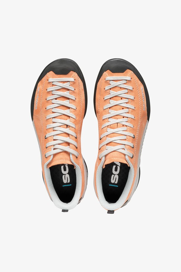 모히토 여성 운동화는 부드러운 레이스 무늬가 돋보이는 캐주얼 스타일의 스니커즈입니다. Ocean, Neural, Birch, Sage, Gray, Black, Burric, Fossil, Hesca, Orchid, Blue, Sky Blue 등 다채로운 색상으로 출시되어, 여행룩과 산책룩에 맞춰 미니멀하고 스포티한 연출이 가능합니다. 4cm 굽 높이의 플랫 디자인으로 편안한 착용감을 제공하며, 중간 밀도의 EVA 미드솔과 충격 흡수용 EVA가 적용되어 활동성을 높였습니다. 비브람 아웃솔과 ACTIVfit 시스템, 마찰력, 안정성, 추진력, 제동력을 제공하여 사계절 내내 하이킹, 스포츠 활동, 일상생활 등 다양한 용도로 활용할 수 있습니다. 재활용 소재와 친환경 소재를 사용하여 제작되었으며, 350g의 가벼운 무게로 편안함을 더했습니다.
