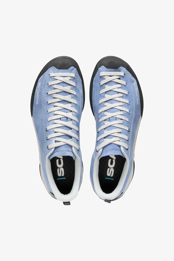 모히토 여성 운동화는 편안함과 스타일을 모두 갖춘 사계절용 신발입니다. Ocean, Neural, Birch, Sage, Gray, Black, Burric, Fossil, Hesca, Orchid, Blue, Sky Blue 등 다채로운 색상으로 출시되어, 여행룩, 산책룩, 캐주얼, 미니멀, 스포티 스타일을 연출하기에 좋습니다. 라운드 앞코에 레이스 패턴, 끈으로 여미는 디자인이 특징이며, 가볍고 편안한 EVA 소재를 사용하여 제작되었습니다. 4cm 굽 높이의 플랫 형태이며, ACTIVfit SYSTEM과 충격 흡수 EVA, 비브람 아웃솔을 적용하여 마찰력, 안정성, 추진력, 제동력이 우수합니다.
