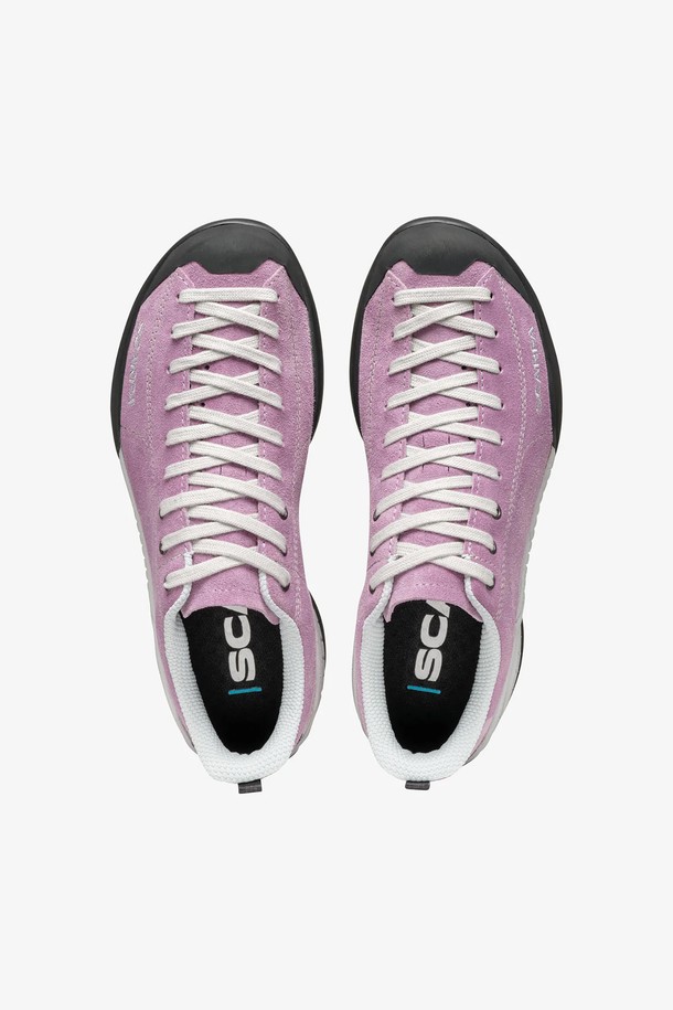 모히토 여성 운동화는 일상과 워킹에 적합한 여성용 신발입니다. 핑크 컬러의 라운드 앞코 디자인으로, 봄, 여름, 가을 계절에 착용하기 좋습니다. 스웨이드와 고무 소재를 사용하여 편안함과 내구성을 높였으며, 플랫 굽으로 안정적인 착용감을 제공합니다. 끈으로 묶는 스타일이며, 로우탑 디자인과 경량 특징으로 가볍고 활동적인 느낌을 줍니다. 산책룩, 동네 마실룩, 캐주얼, 미니멀, 스포티 스타일을 연출하기에 좋습니다.
