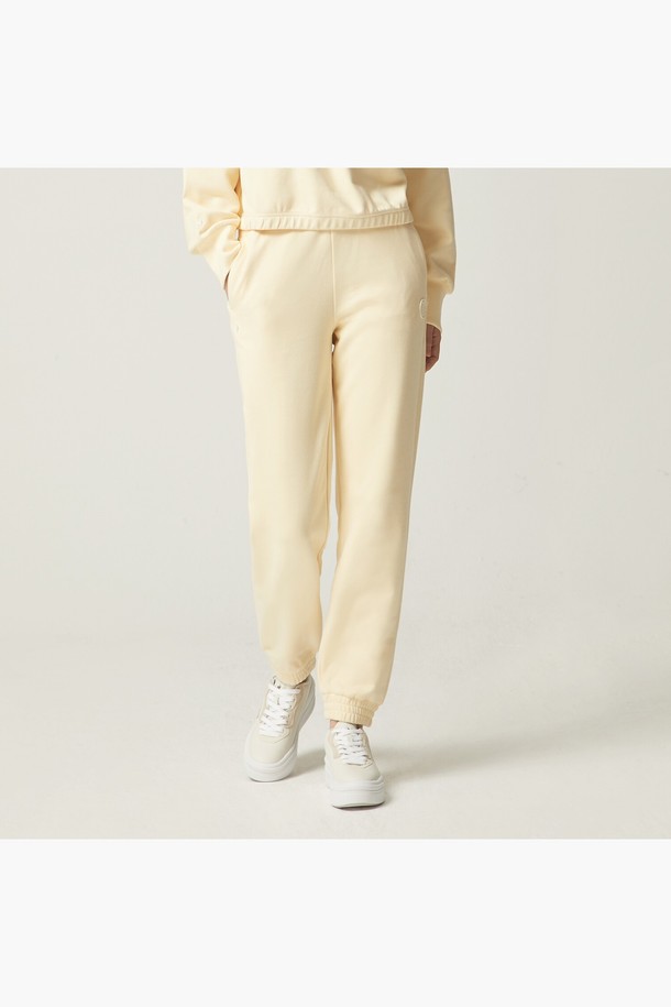 **우먼스 에슬레저 면기모 조거 팬츠 (QN322OFP91)**

부드러운 면, 폴리에스터, 폴리우레탄 혼방의 기모 안감으로 제작되어 가을, 겨울철 따뜻하게 착용 가능한 여성 조거 팬츠입니다. 스포티하고 캐주얼한 스타일로 운동 시는 물론, 집콕룩, 겨울 데일리룩으로 활용하기 좋습니다. 루즈핏으로 편안한 착용감을 선사하며, 무지 디자인에 블랙, 그레이, 옐로우 3가지 컬러 옵션으로 출시되었습니다. 넓은 폭의 허리 밴딩과 발목 조임 디자인으로 활동성을 높였으며, 셋업으로도 연출할 수 있습니다.
