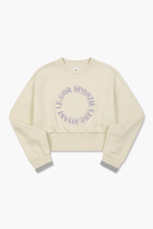 베이지 컬러의 우먼스 에슬레저 멜로우 숏기장 맨투맨 (QN422OFSO1) 입니다. 부드러운 촉감과 포근함을 선사하는 기모 안감으로 가을, 겨울 시즌에 따뜻하게 착용하기 좋습니다. 루즈핏에 숏/크롭 기장으로 트렌디함을 더했으며, 은은한 광택감과 신축성 좋은 폴리에스터, 레이온, 폴리우레탄, 면 혼방 소재로 편안한 착용감을 제공합니다. 소매 배색 포인트와 셋업이 가능하며, 라운드넥 디자인으로 스포티, 캐주얼, 미니멀 스타일을 연출하기 좋습니다. 집콕룩, 동네 마실룩, 겨울 데일리룩 등 다양한 TPO에 활용해보세요.
