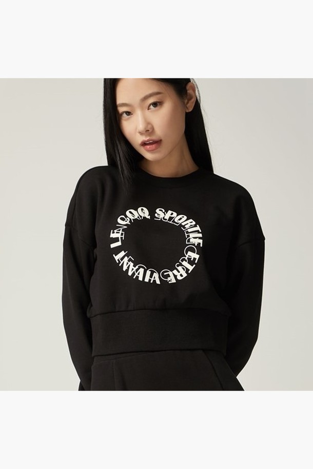 우먼스 에슬레저 멜로우 숏기장 맨투맨 - 블랙(QN422OFSO1)은 여성스러운 숏 기장으로 활동성과 스타일을 동시에 잡은 맨투맨입니다. 멜로우 원단을 사용하여 부드러운 촉감과 뛰어난 신축성, 보온성을 제공하여 봄, 가을에 쾌적하게 착용할 수 있습니다. 캐주얼, 스포티, 미니멀 스타일을 즐기는 분들께 추천하며, 동네 마실룩이나 집콕룩으로 편안하게 연출하기 좋습니다. 루즈핏 라운드넥 디자인에 블랙 컬러, 로고/프린트 패턴으로 포인트를 더했습니다. QN422OFPO1 제품과 세트로 착용하여 더욱 스타일리시하게 연출할 수 있습니다.
