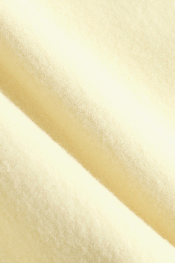 **우먼스 에슬레저 면기모 조거 팬츠 (QN322OFP91)**

부드러운 면, 폴리에스터, 폴리우레탄 혼방의 기모 안감으로 제작되어 가을, 겨울철 따뜻하게 착용 가능한 여성 조거 팬츠입니다. 스포티하고 캐주얼한 스타일로 운동 시는 물론, 집콕룩, 겨울 데일리룩으로 활용하기 좋습니다. 루즈핏으로 편안한 착용감을 선사하며, 무지 디자인에 블랙, 그레이, 옐로우 3가지 컬러 옵션으로 출시되었습니다. 넓은 폭의 허리 밴딩과 발목 조임 디자인으로 활동성을 높였으며, 셋업으로도 연출할 수 있습니다.
