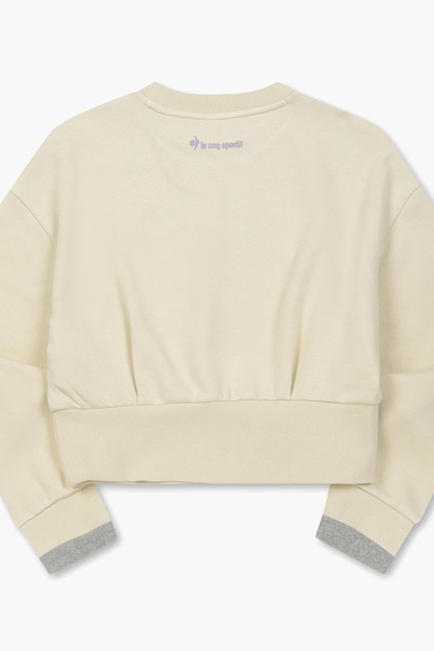 베이지 컬러의 우먼스 에슬레저 멜로우 숏기장 맨투맨 (QN422OFSO1) 입니다. 부드러운 촉감과 포근함을 선사하는 기모 안감으로 가을, 겨울 시즌에 따뜻하게 착용하기 좋습니다. 루즈핏에 숏/크롭 기장으로 트렌디함을 더했으며, 은은한 광택감과 신축성 좋은 폴리에스터, 레이온, 폴리우레탄, 면 혼방 소재로 편안한 착용감을 제공합니다. 소매 배색 포인트와 셋업이 가능하며, 라운드넥 디자인으로 스포티, 캐주얼, 미니멀 스타일을 연출하기 좋습니다. 집콕룩, 동네 마실룩, 겨울 데일리룩 등 다양한 TPO에 활용해보세요.
