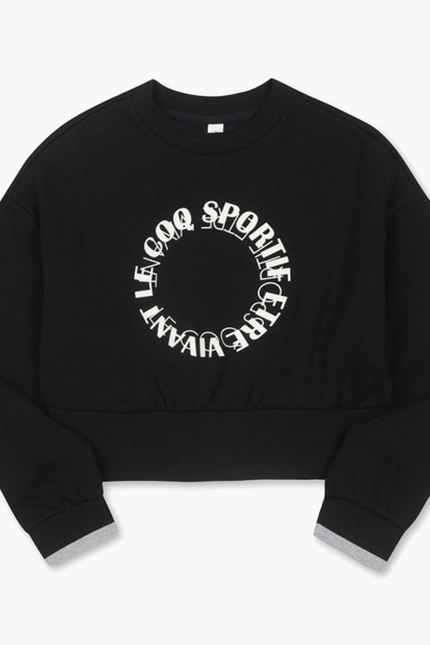 우먼스 에슬레저 멜로우 숏기장 맨투맨 - 블랙(QN422OFSO1)은 여성스러운 숏 기장으로 활동성과 스타일을 동시에 잡은 맨투맨입니다. 멜로우 원단을 사용하여 부드러운 촉감과 뛰어난 신축성, 보온성을 제공하여 봄, 가을에 쾌적하게 착용할 수 있습니다. 캐주얼, 스포티, 미니멀 스타일을 즐기는 분들께 추천하며, 동네 마실룩이나 집콕룩으로 편안하게 연출하기 좋습니다. 루즈핏 라운드넥 디자인에 블랙 컬러, 로고/프린트 패턴으로 포인트를 더했습니다. QN422OFPO1 제품과 세트로 착용하여 더욱 스타일리시하게 연출할 수 있습니다.
