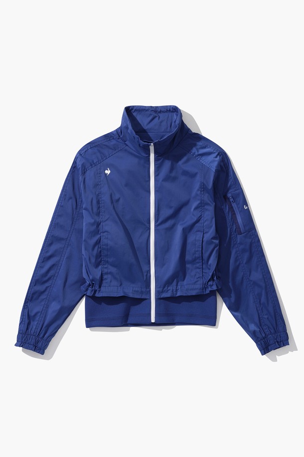 여성 풀집업 봄버형 점퍼 (GP122LBL11)는 스포티한 스타일을 연출하는 여성용 아우터입니다. 나일론, 폴리에스터, 폴리우레탄 혼방 소재로 제작되어 부드러운 촉감과 신축성을 제공하며, 봄 시즌 골프룩으로 활용하기 좋습니다. 블랙과 블루 두 가지 색상으로 출시되었으며, 크롭 기장과 래글런 소매, 소매 아우터 포켓 디테일이 특징입니다. 레귤러핏으로 편안하게 착용 가능하며, 얇은 두께감으로 간절기에 유용합니다. 
