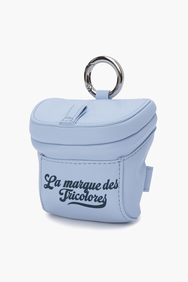 여성 골프룩에 어울리는 미니멀하고 클래식한 디자인의 여성 마그네틱 볼케이스 (GO322LET81)입니다. 가볍고 튼튼한 합성가죽과 폴리에스터 소재로 제작되었으며, BLCK, LBLU 두 가지 색상으로 만나보실 수 있습니다. 사각형 디자인에 마그네틱 잠금 방식으로 간편하게 골프공을 보관할 수 있습니다. 가로 10cm, 세로 11cm, 폭 5cm의 FR 사이즈로, 2023년 7월에 출시되었습니다.
