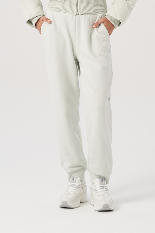 [에슬레저] 여성 멜로우 조거 팬츠 민트(QO422OFPO1)는 부드러운 촉감의 더블 레이온 기모 소재로 제작되어 간절기부터 겨울까지 따뜻하게 착용할 수 있습니다. 허리와 밑단 밴딩 처리로 편안한 착용감을 제공하며, 스포티, 캐주얼, 미니멀한 스타일을 연출하기 좋습니다. 일상, 피트니스 활동은 물론 집콕룩으로도 활용 가능한 실용적인 조거 팬츠입니다. 민트와 블랙 두 가지 컬러로 출시되어 다양한 상의와 셋업하여 스타일링할 수 있습니다. 레귤러핏으로 편안하게 떨어지는 핏이 특징이며, 멜로우 조거 팬츠는 여성스러운 매력을 더해줍니다.
