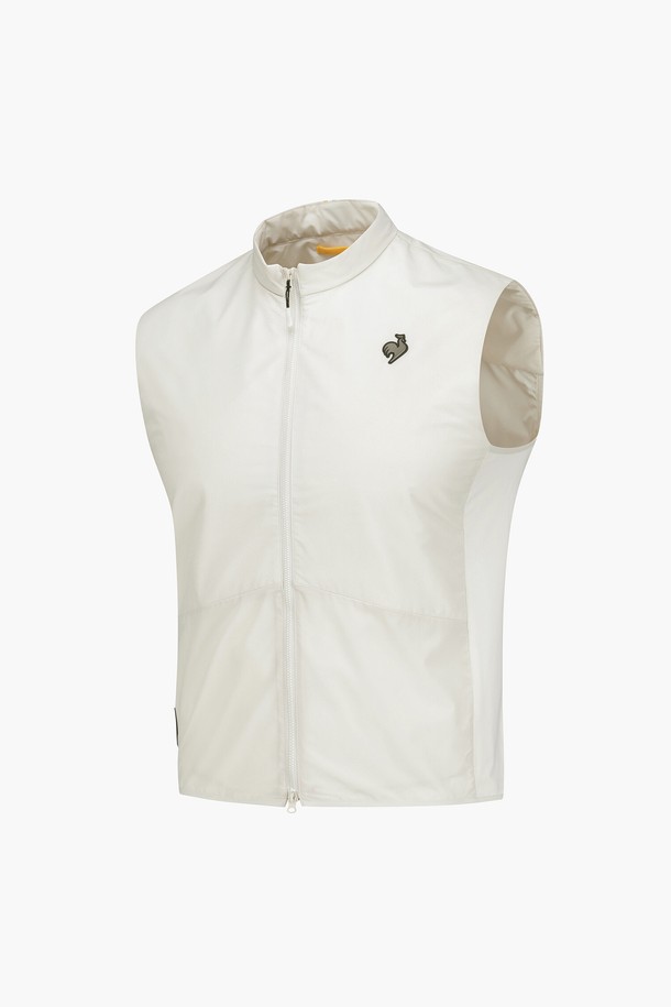 사이클퍼포먼스 남성 패딩 질레 아이보리(QO421CJKO8)는 겨울철 사이클 및 외부 활동에 적합한 남성용 패딩 조끼입니다. 가볍고 따뜻한 경량 폴리에스터, 폴리우레탄 혼방 소재로 제작되어 보온성과 방풍 기능을 제공합니다. 슬림핏 디자인과 집업 여밈 방식은 활동적인 움직임을 돕고 스포티한 스타일을 연출합니다. 아이보리, 블랙 두 가지 색상으로 출시되었으며, 무지 디자인으로 다양한 옷차림에 쉽게 매치할 수 있습니다. 리사이클 패딩 소재를 사용하여 제작되었으며, 다른 모델과 셋업하여 더욱 스타일리시하게 연출할 수 있습니다.
