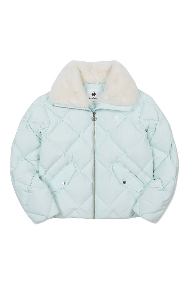 [에슬레저] 여성 디아망 숏기장 구스다운 민트(QO422ODJN1)는 겨울철 캐주얼 및 스포티 스타일을 연출하기에 좋은 여성 구스다운 숏패딩입니다. 부드러운 촉감의 폴리에스터와 구스다운 80:20 비율로 제작되어 뛰어난 보온성을 제공하며, RDS 인증을 받은 다운 소재로 다운 빠짐 방지 기능까지 갖췄습니다. 다이아몬드 퀼팅 패턴이 돋보이며, 목 라인 제로퍼 디테일과 퍼카라/하이넥 변형으로 다양한 스타일을 연출할 수 있습니다. 숏 기장으로 활동성을 높였으며, 일상, 산책, 여행 등 다양한 TPO에 활용하기 좋습니다.
