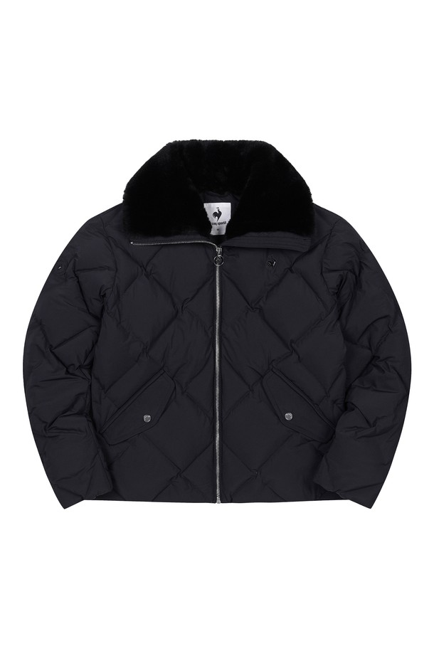 [에슬레저] 여성 디아망 숏기장 구스다운 블랙(QO422ODJN1)은 다이아몬드 퀼팅 패턴의 숏패딩으로, 구스다운 80:20 충전재와 RDS 인증을 받아 뛰어난 보온성과 부드러운 촉감을 제공합니다. 하이넥 스타일과 지퍼 조절 가능한 퍼 카라, 목 라인 제로퍼 디테일로 에슬레저 스타일을 완성하며, 방풍 기능으로 겨울철에도 따뜻하게 착용할 수 있습니다. 루즈핏의 블랙과 민트 두 가지 색상으로 출시되었습니다.
