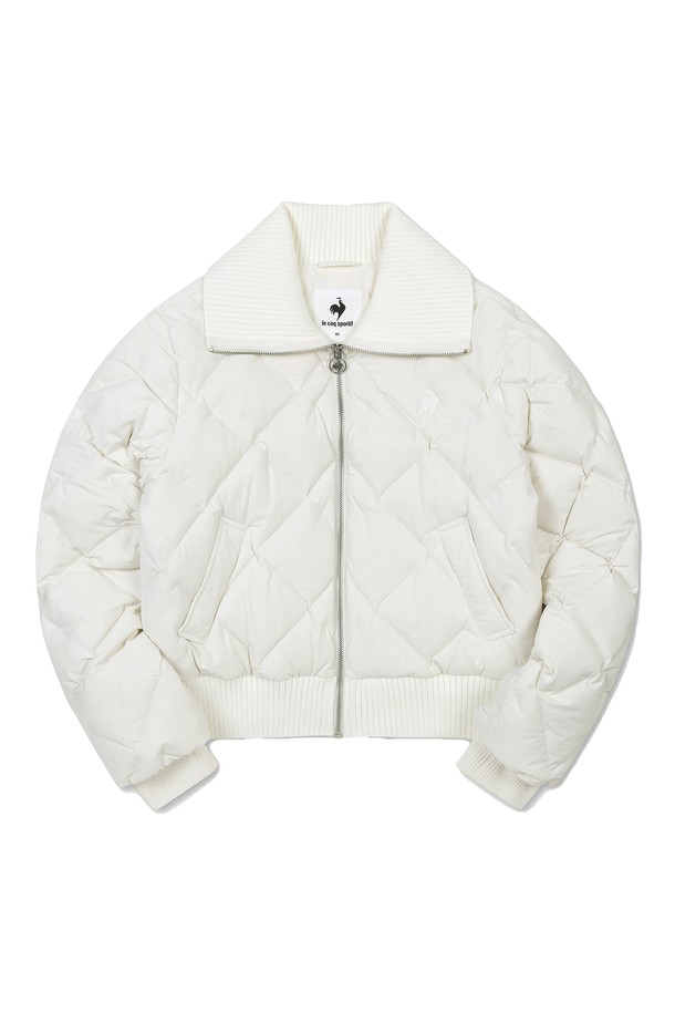 **[에슬레저] 여성 다이아튜브 경량 다운 화이트(QO422ODJO3)**는 가을, 겨울 시즌에 활용하기 좋은 여성용 경량 다운 점퍼입니다. 부드러운 촉감의 폴리에스터, 폴리우레탄, 거위솜털, 거위깃털 혼방 소재로 제작되어 가볍고 따뜻하며, 일상 및 스포츠 활동 시 편안하게 착용할 수 있습니다. 숏 기장의 레귤러핏으로 스포티하고 캐주얼한 스타일을 연출하며, 화이트, 블랙, 크림 세 가지 색상으로 출시되었습니다. 넥라인과 밑단에 니트 트리밍을 더해 디자인 포인트를 살렸으며, 신축성 있는 스트레치 원단을 사용하여 활동성을 높였습니다.
