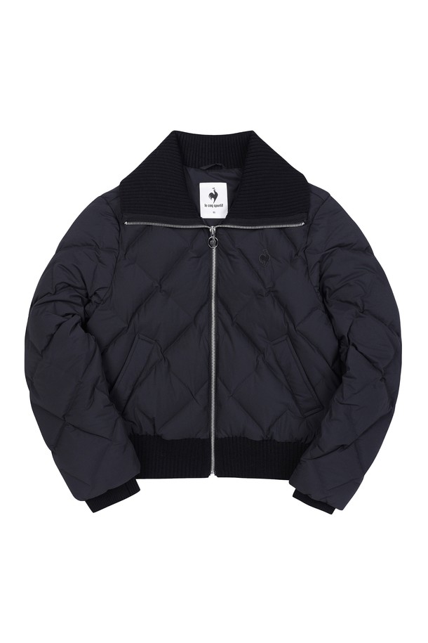 **[에슬레저] 여성 다이아튜브 경량 다운 블랙(QO422ODJO3)**

가을, 겨울 시즌은 물론 일상과 스포츠 활동 모두를 아우르는 여성용 경량 다운 점퍼입니다. 부드러운 촉감의 폴리에스터, 폴리우레탄, 아크릴 혼방 소재로 제작되었으며, 다이아몬드 퀼팅 패턴이 특징입니다. 거위솜털 80%와 거위깃털 20% 충전재로 가볍지만 뛰어난 보온성을 제공하며, 넥라인과 밑단 니트 디테일로 편안함을 더했습니다. 신축성 있는 스트레치 소재와 레귤러핏으로 활동성을 높였으며, 블랙, 크림, 민트 세 가지 컬러로 출시되었습니다. 겨울 데일리룩, 산책룩, 여행룩 등 다양한 스타일에 캐주얼, 스포티, 미니멀한 무드를 더해보세요.
