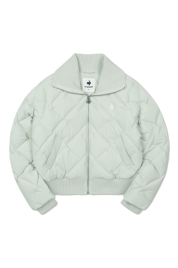 [에슬레저] 여성 다이아튜브 경량 다운 민트(QO422ODJO3)는 가을, 겨울 시즌, 여성 스포츠 및 일상룩에 활용하기 좋은 경량 패딩 다운자켓입니다. 민트, 블랙, 화이트 3가지 색상으로 출시되었으며, 캐주얼, 스포티, 미니멀 스타일을 연출할 수 있습니다. 넥과 밑단 니트 배색으로 포인트를 더했으며, 신축성 있는 스트레치 소재와 구스다운 충전재를 사용하여 부드러운 촉감과 뛰어난 보온성을 제공합니다. 크롭 기장의 레귤러핏으로 활동성을 높였으며, 집업 방식으로 간편하게 착용 가능하여 겨울 데일리룩, 산책룩, 여행룩에 활용하기 좋습니다.
