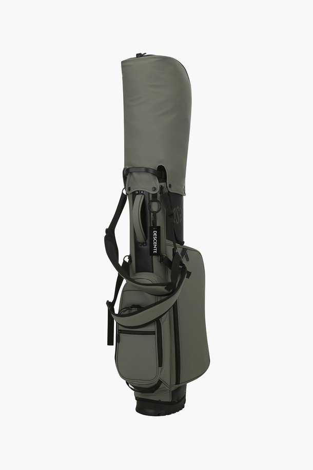 남성 스탠드 슬림 캐디백 (DO31MPCB92)은 골프룩에 어울리는 클래식하고 미니멀한 디자인의 남성용 골프백입니다. PU 소재로 제작되었으며, BWTG, KH00 두 가지 색상으로 제공됩니다. 슬림한 원통형 라지 사이즈로, 스탠드 형식이 특징입니다. 지퍼형 잠금 방식으로 내용물을 안전하게 보관할 수 있습니다. 골프 라운딩 시 유용하게 사용될 수 있는 실용적인 아이템입니다.
