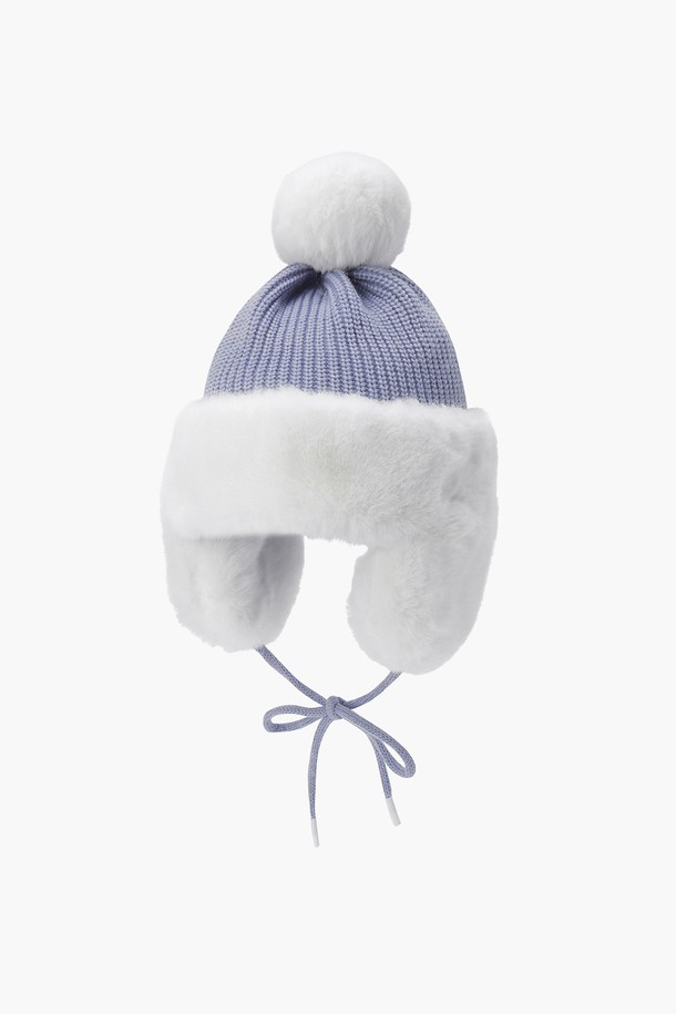 **여성 방울 니트 비니 (DO42WFCPO3)**

겨울철 데일리룩을 위한 여성 방울 니트 비니입니다. 부드러운 촉감의 아크릴, 울, 폴리에스터 혼방 소재로 제작되어 보온성을 높였습니다. 방울과 퍼 디테일이 돋보이는 캐주얼, 클래식, 미니멀 스타일의 비니로, 모자 깊이는 29cm입니다. LBGG, LVDG 두 가지 색상으로 출시되어 겨울 코디에 포인트를 더할 수 있습니다. 일상에서 따뜻함과 스타일을 동시에 잡을 수 있는 필수 아이템입니다.
