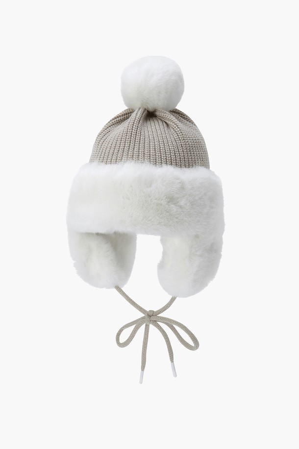 여성 방울 니트 비니 (DO42WFCPO3)는 겨울철 데일리룩에 잘 어울리는 캐주얼, 클래식, 미니멀 스타일의 비니입니다. 아크릴, 울, 폴리에스터 혼방 소재로 제작되어 부드러운 촉감과 두꺼운 두께로 보온성을 높였습니다. 머리둘레 62cm에 적합하며, 사랑스러운 방울과 퍼 장식이 디자인 포인트입니다. 모자 깊이 29cm로 안정감 있는 착용감을 제공하며, LBGG, LVDG 두 가지 색상으로 만나볼 수 있습니다.
