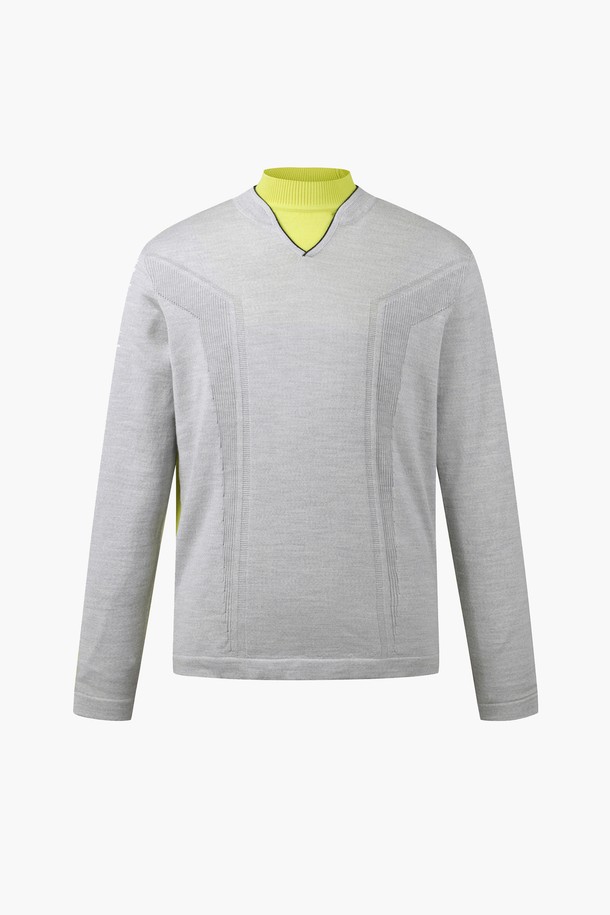 남성 방풍 2IN1 풀오버 스웨터 (DO42MFKPO1)는 스포티한 스타일의 골프룩을 위한 남성용 풀오버 스웨터입니다. 두꺼운 두께감과 부드러운 촉감의 울, 나일론 혼방 소재로 제작되어 가을, 겨울 시즌에 따뜻하게 착용할 수 있습니다. 방풍 기능과 보온성을 갖춰 야외 활동 시에도 쾌적함을 유지하며, 경량 소재로 활동성을 높였습니다. 2IN1 디자인과 앞/등판 배색 디자인이 돋보이며, 레귤러핏에 V넥, 긴소매 스타일로 클래식한 무드까지 연출합니다.
