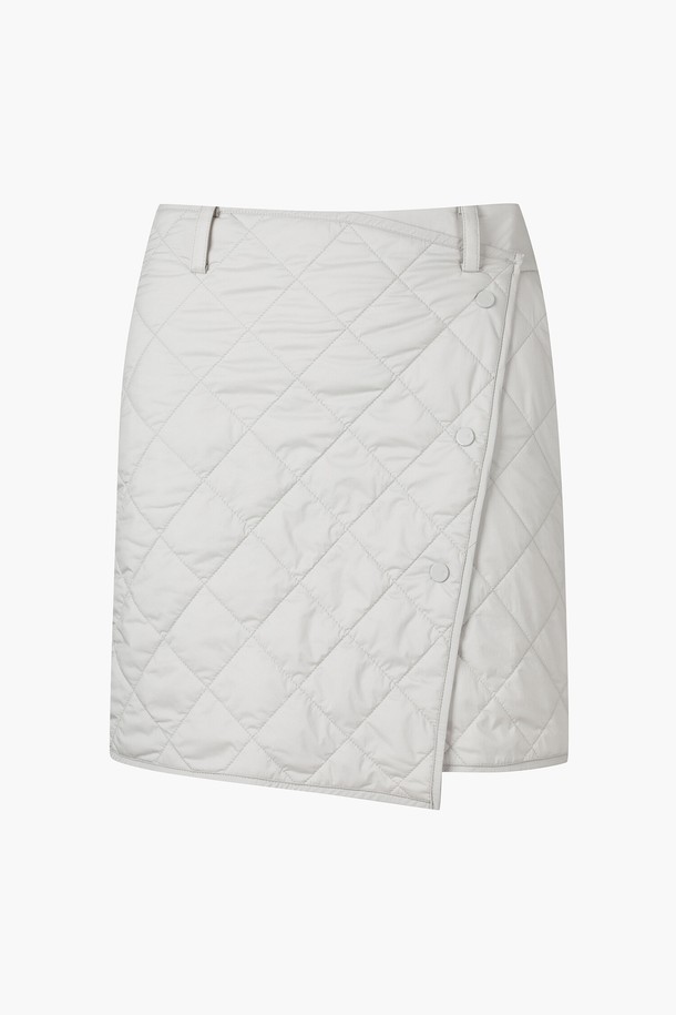 여성 사각 퀼팅 패딩 스커트 (DO42WFSKO3)는 겨울철 골프 라운딩과 일상에서 스포티한 스타일을 연출하기 좋은 아이템입니다. 나일론, 폴리에스터, 폴리우레탄 혼방 소재로 제작되어 두꺼운 두께감과 퀼팅 패턴, 랩 디자인으로 보온성과 스타일을 동시에 잡았습니다. A라인 핏으로 편안하면서도 여성스러운 실루엣을 강조하며, BLKG, LBGG 두 가지 컬러로 출시되어 다양한 겨울 코디에 활용할 수 있습니다. 스포티한 무드를 선호하는 여성 고객에게 적합하며, 겨울 데일리룩과 골프룩에 포인트를 더할 수 있는 퀼팅 패딩 스커트입니다.
