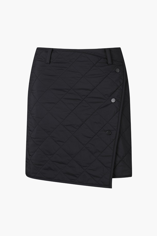 여성 사각 퀼팅 패딩 스커트 (DO42WFSKO3)는 겨울 라운딩 또는 일상에서 스포티한 스타일을 연출할 수 있는 미니스커트입니다. 나일론, 폴리에스터, 폴리우레탄 혼방 소재로 제작되어 두꺼운 두께감과 퀼팅 디자인, A라인 핏이 특징입니다. 블랙(BLKG), 라이트 베이지(LBGG) 두 가지 색상으로 출시되어 다양한 겨울 코디에 활용하기 좋습니다. 퀼팅 및 버튼 디테일이 돋보이며, 레귤러 핏으로 편안하게 착용할 수 있습니다.
