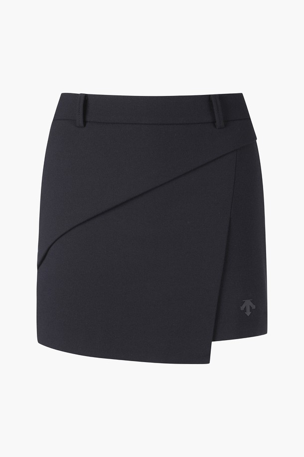 여성 세미 H라인 기모 랩 스커트 (DO42WFSKO2)는 스포티한 무드의 겨울용 스커트입니다. 부드러운 촉감의 폴리에스터, 레이온, 폴리우레탄 혼방 소재로 제작되었으며, 안감에는 기모 처리가 되어 보온성을 높였습니다. H라인의 세미핏 디자인에 랩 스타일로 여성스러운 실루엣을 연출하며, 무지 패턴으로 다양한 상의와 매치하기 좋습니다. 골프룩 및 겨울 데일리룩으로 활용하기 좋으며, 스타일은 미니멀합니다. 색상은 CHAG, KHAG 두 가지입니다.
