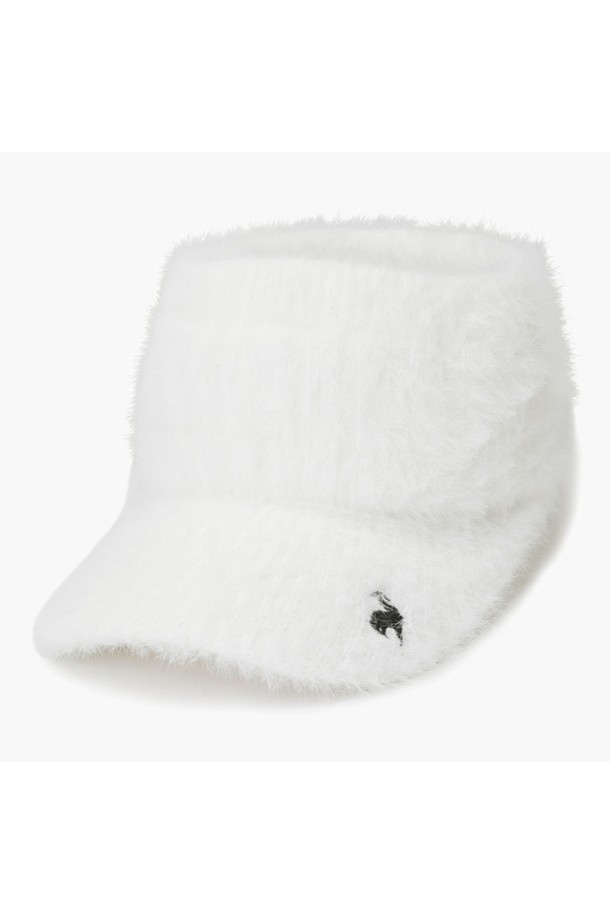 여성 니트 헤어밴드 모자 (GO412LSVN9)는 라운딩 시 햇빛을 효과적으로 가려주는 선바이저 디자인의 헤어밴드 모자입니다. 부드러운 니트 소재로 제작되어 편안한 착용감을 선사하며, 봄, 여름, 가을 시즌에 활용하기 좋습니다. 블랙과 화이트 두 가지 색상으로 출시되어 골프룩을 포함한 다양한 스타일에 미니멀하고 클래식한 포인트를 더할 수 있습니다. 자외선 차단 기능으로 야외 활동 시 피부를 보호하며, 머리 둘레 48cm에 최적화된 사이즈로 제작되었습니다. 챙 넓이는 8.5cm입니다.
