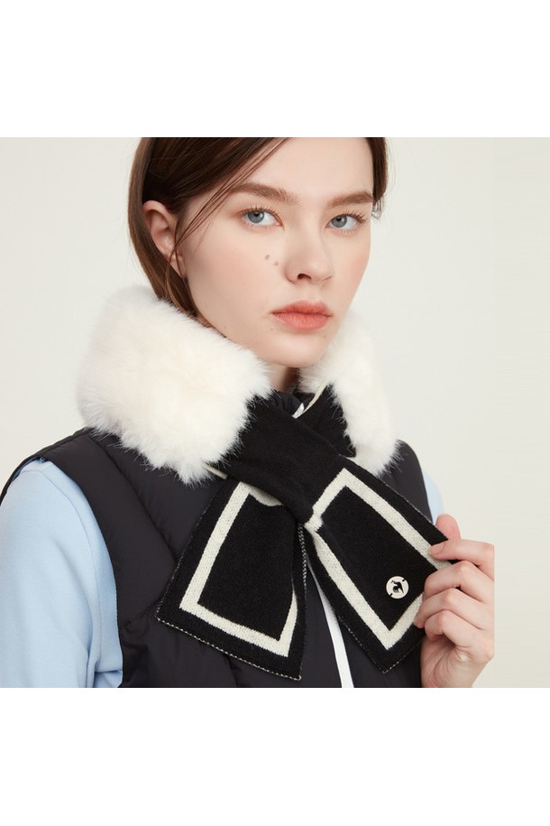 여성 쁘띠 퍼 머플러 (GO422LSAN1)는 부드러운 촉감과 따뜻한 보온성을 제공하는 겨울철 필수 아이템입니다. 블랙, 핑크, 화이트 세 가지 색상으로 준비되어 있어 어떤 스타일에도 매치하기 용이합니다. 폴리에스터, 울, 나일론 혼방 소재로 제작되어 쁘띠 스타일의 디자인에 고급스러움을 더했습니다. 특히 골프를 즐길 때 클래식한 무드를 연출하며, 두꺼운 두께감으로 추운 날씨에도 따뜻함을 유지해줍니다. 무지 패턴에 퍼 장식이 포인트로 더해져 세련된 겨울 패션을 완성할 수 있습니다.
