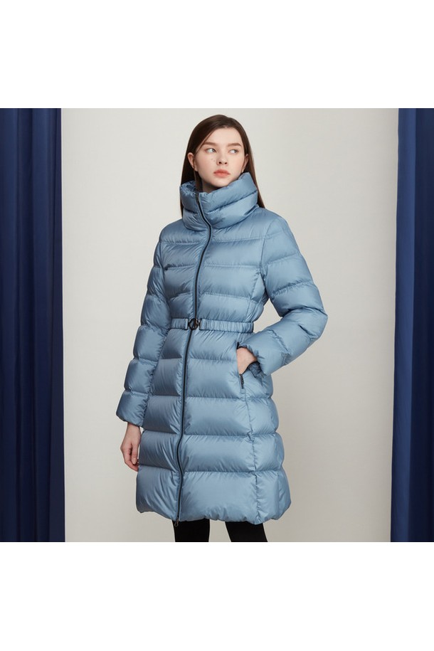 여성 풀집업 하이넥 롱다운 점퍼 (GO422LDJN1)는 겨울철 골프 및 일상생활에서 스포티한 스타일을 연출할 수 있는 롱다운 점퍼입니다. 무지 디자인에 레귤러핏으로 제작되었으며, 보온 기능과 부드러운 촉감을 제공합니다. 폴리에스터, 나일론, 거위솜털, 거위깃털을 사용하여 두꺼운 두께감과 긴 소매 기장으로 따뜻함을 더했습니다. 하이넥 디자인과 집업 여밈 방식으로 편안하게 착용할 수 있으며, 안감이 있어 활동성을 높였습니다. 블랙(BLCK)과 라이트블루(LBLU) 두 가지 색상으로 출시되었습니다.
