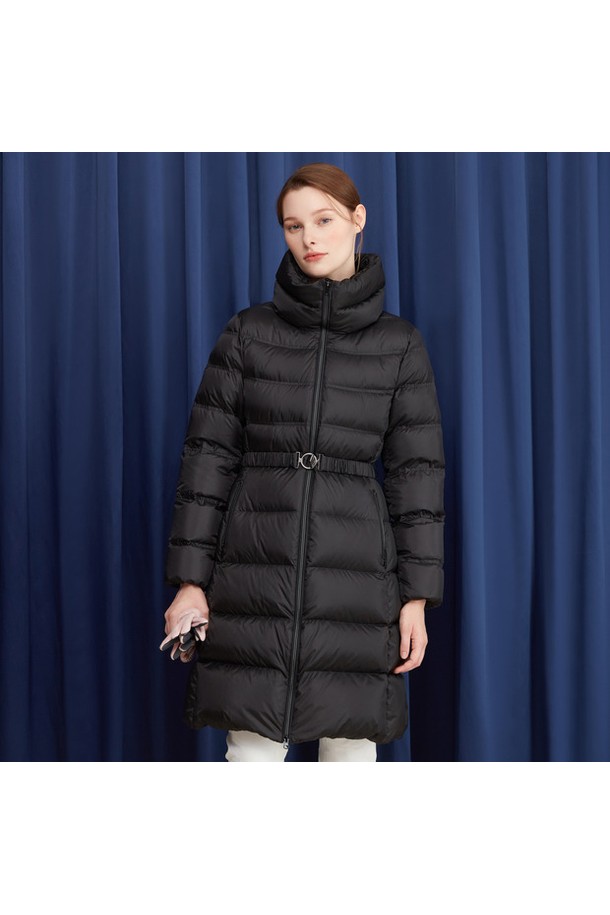 여성 풀집업 하이넥 롱다운 점퍼 (GO422LDJN1)는 겨울철 라운딩과 일상에서 모두 활용 가능한 스포티한 스타일의 롱다운 점퍼입니다. 무지 디자인에 블랙(BLCK)과 라이트 블루(LBLU) 두 가지 색상으로 출시되었으며, 하이넥 디자인과 집업 여밈으로 편안한 착용감을 선사합니다. 보온성을 높이는 거위 솜털 충전재와 가볍고 부드러운 폴리에스테르, 나일론 혼방 소재를 사용하여 활동성을 보장합니다. 안감이 있어 더욱 따뜻하며, 긴 소매와 레귤러 핏으로 어떤 스타일에도 잘 어울리는 활용도 높은 아우터입니다. 두꺼운 두께감으로 추운 날씨에도 따뜻하게 몸을 보호해 줍니다.
