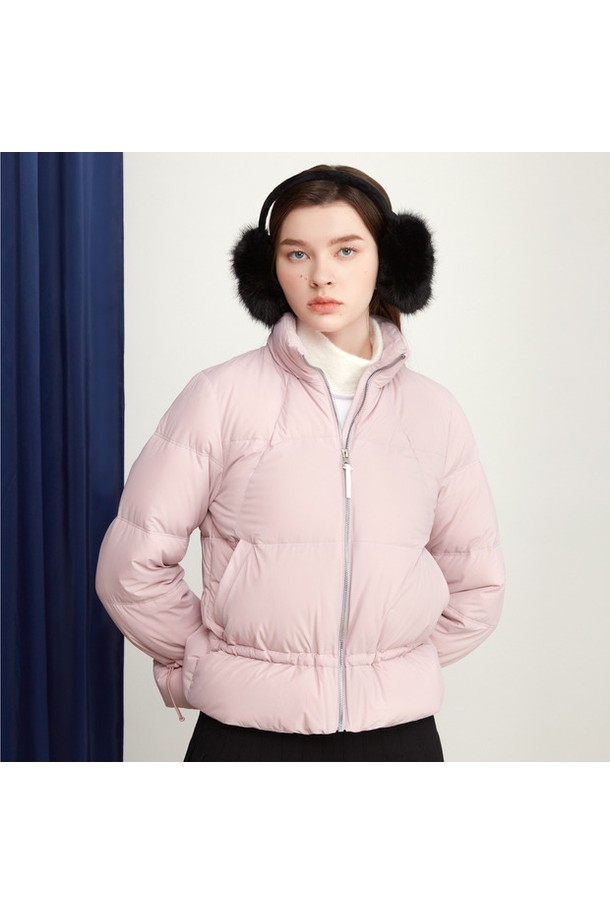 여성 풀집업 허리셔링 포인트 다운 점퍼 (GO422LDJO4)는 스포티한 스타일과 미니멀한 디자인을 추구하는 여성들을 위한 겨울철 필수 아이템입니다. 부드러운 촉감의 나일론, 폴리우레탄, 폴리에스터, 거위솜털, 거위깃털 혼방 소재로 제작되어 뛰어난 보온성을 자랑합니다. 허리 셔링 디테일이 여성스러운 실루엣을 연출하며, 레귤러 핏과 집업 스타일로 편안한 착용감을 선사합니다. 골프룩은 물론 일상에서도 활용 가능한 활용도 높은 다운 점퍼로, 블랙과 핑크 두 가지 색상으로 만나볼 수 있습니다. 추운 겨울, 따뜻함과 스타일을 동시에 잡으세요.
