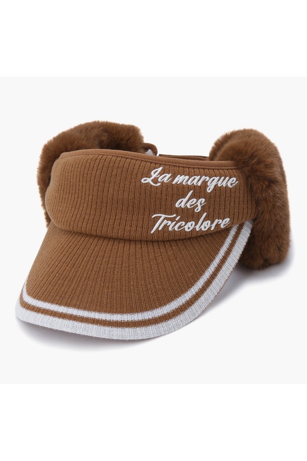 여성 귀달이 니트 선바이저 (GO422LSVO1)는 겨울철 라운딩과 일상에서 스타일리시하게 착용 가능한 모자입니다. 부드러운 촉감의 아크릴, 울, 폴리에스터 혼방 소재로 제작되어 따뜻하고 편안한 착용감을 선사합니다. 챙 넓이 8.5cm에 앞면 레터링 디자인이 돋보이며, 탈부착 가능한 퍼 귀마개와 벨크로 사이즈 조절 기능으로 보온성과 실용성을 높였습니다. 블랙, 라이트블루, 카멜 3가지 색상으로 출시되어 클래식, 캐주얼, 미니멀 등 다양한 스타일을 연출할 수 있습니다. 골프룩에 포인트를 더하고 싶은 여성분들께 추천합니다.
