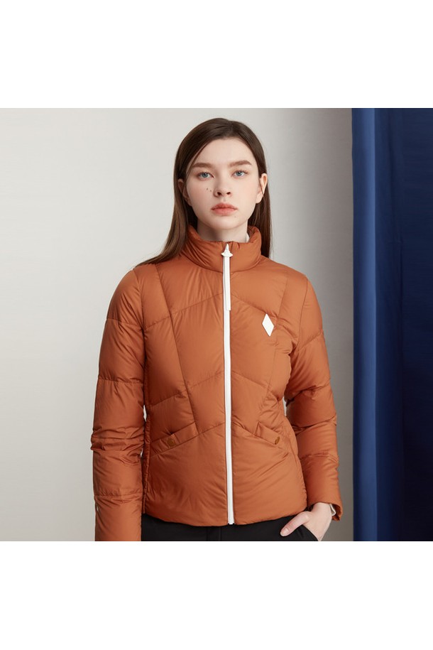 여성 풀집업 하이넥 경량 다운점퍼 (GO422LDJO1)는 겨울철 따뜻함과 스타일을 동시에 만족시키는 아우터입니다. 블랙, 카멜, 다크레드 3가지 색상으로 출시되어, 골프 및 일상생활에서 캐주얼하고 스포티한 스타일을 연출할 수 있습니다. 가볍고 부드러운 촉감의 나일론, 폴리에스터 혼방 소재에 거위 솜털과 깃털을 사용하여 보온성을 높였습니다. 하이넥 디자인과 집업 여밈 방식으로 추운 날씨에도 든든하며, 레귤러핏으로 편안한 착용감을 제공합니다. 레귤러 기장에 긴 소매 디자인으로 다양한 코디에 활용하기 좋습니다.
