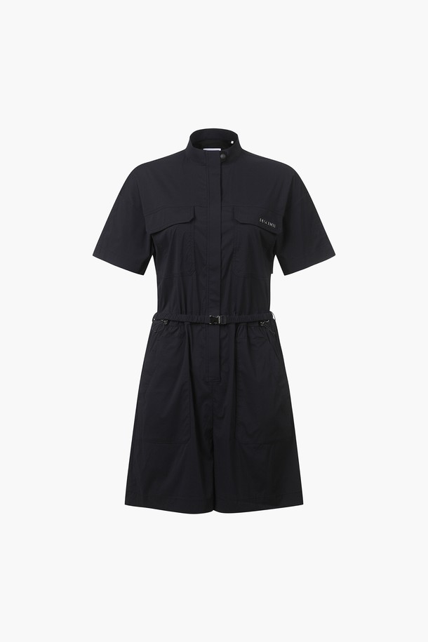 세련된 디자인과 뛰어난 기능성을 갖춘 유틸리티 점프 수트 (DP12WFOP32) 입니다. 라운드넥에 반소매 디자인으로, 봄, 여름, 가을 시즌 골프룩으로 활용하기 좋습니다. 나일론, 폴리에스터, 폴리우레탄 혼방 소재로 제작되어 부드러운 촉감과 슬림핏을 선사합니다. 허리 E밴드 벨트와 스트링 내장으로 편안한 착용감을 제공하며, 다양한 포켓 디자인으로 수납력 또한 우수합니다. 블랙 컬러의 무지 패턴으로 스포티하면서도 캐주얼한 스타일을 연출합니다.
